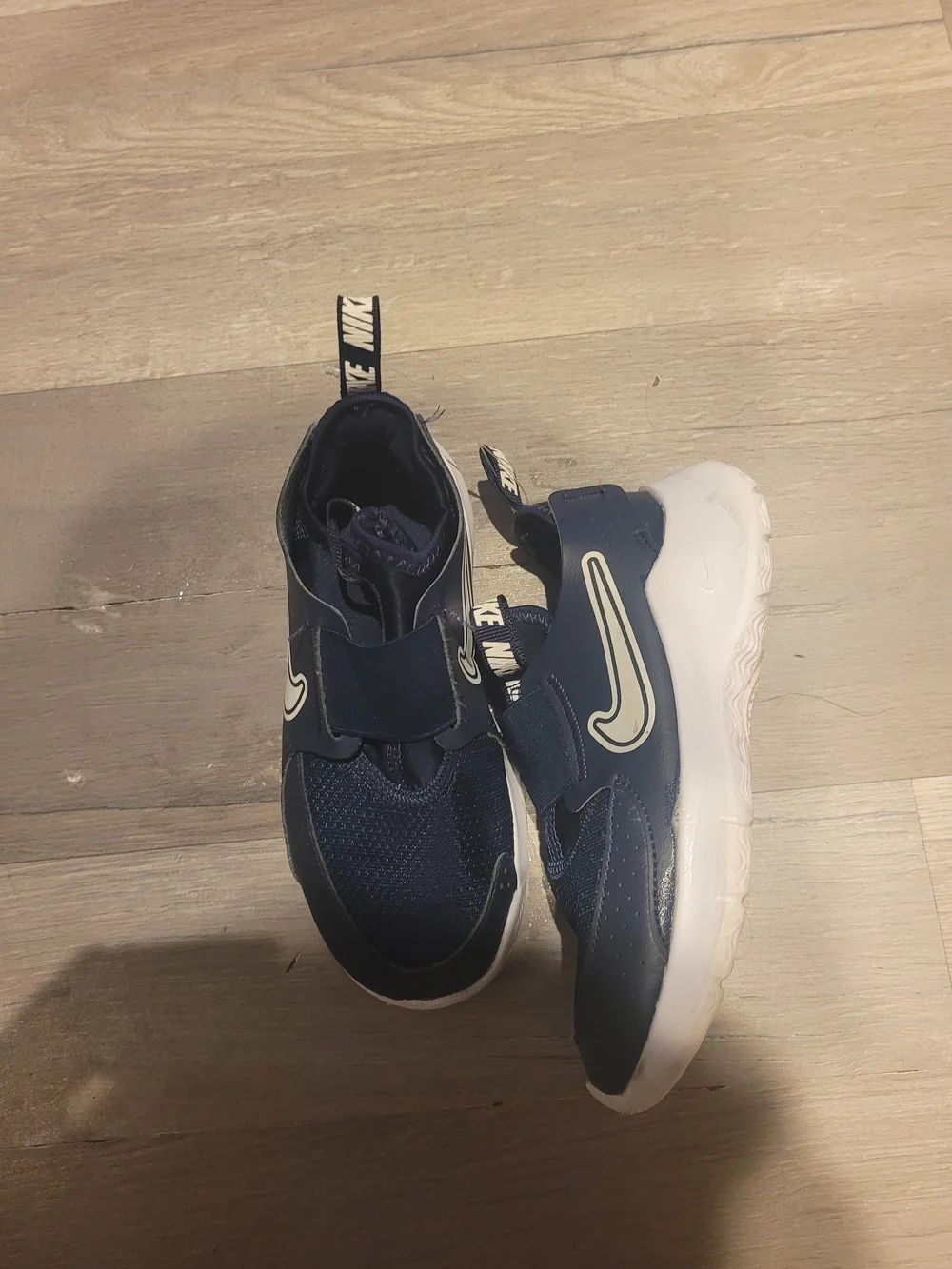 Nike Flex Runner 3 sneakers in the Midnight Navy/White colorway Size 13c Unisex